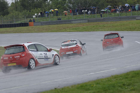 Michael Christensen (21) kunne fra første parket følge Per Poulsen (rød og hvid bil) og Martin Clausen (rød bil) kæmpe om førstepladsen i Renault Clio Cup.